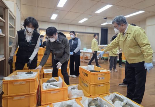 [서울=뉴시스] 허민 국가유산청장이 23일 오전 서울 종로구 국립고궁박물관 수장고를 방문해 당일 새벽 발생한 화재로 인한 박물관 중요 유물들의 소산작업을 지휘하고 있다. (사진=국가유산청 제공) 2026.01.23. photo@newsis.com *재판매 및 DB 금지