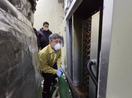 [서울=뉴시스] 허민 국가유산청장이 23일 오전 서울 종로구 국립고궁박물관 화재 현장을 방문해 피해 점검을 하고 있다. (사진=국가유산청 제공) 2026.01.23. photo@newsis.com *재판매 및 DB 금지