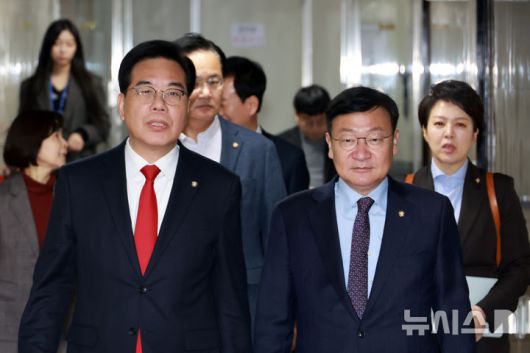 [서울=뉴시스] 고승민 기자 = 송언석 국민의힘 원내대표가 23일 서울 여의도 국회에서 열린 원내대책회의에 참석하고 있다. 2026.01.23. kkssmm99@newsis.com