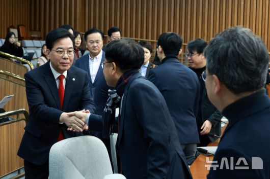 [서울=뉴시스] 고승민 기자 = 송언석 국민의힘 원내대표가 23일 서울 여의도 국회에서 열린 원내대책회의에 참석하며 의원들과 인사하고 있다. 2026.01.23. kkssmm99@newsis.com