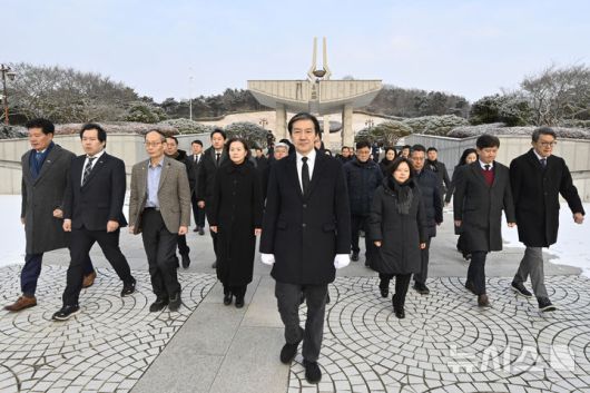 [광주=뉴시스] 박기웅 기자 = 조국 조국혁신당 대표가 23일 오전 광주 북구 운정동 국립5·18민주묘지를 찾아 참배를 마치고 이동하고 있다. 조 대표는 이날 방명록에 '오직 국민만 바라보고, 국민 뜻만 따르겠습니다'라고 적었다. 2026.01.23. pboxer@newsis.com