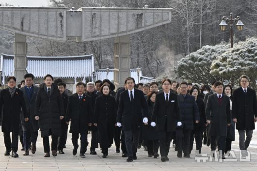 [광주=뉴시스] 박기웅 기자 = 조국 조국혁신당 대표가 23일 오전 광주 북구 운정동 국립5·18민주묘지를 찾아 참배를 하기 위해 추모탑으로 이동하고 있다. 참배를 마친 조 대표는 이날 방명록에 '오직 국민만 바라보고, 국민 뜻만 따르겠습니다'라고 적었다. 2026.01.23. pboxer@newsis.com