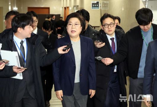 [서울=뉴시스] 조성봉 기자 = 이혜훈 기획예산처 장관 후보자가 23일 오전 서울 여의도 국회에서 열리는 인사청문회에 참석하기 위해 이동하며 취재진의 질문세례를 받고 있다. 2026.01.23. suncho21@newsis.com