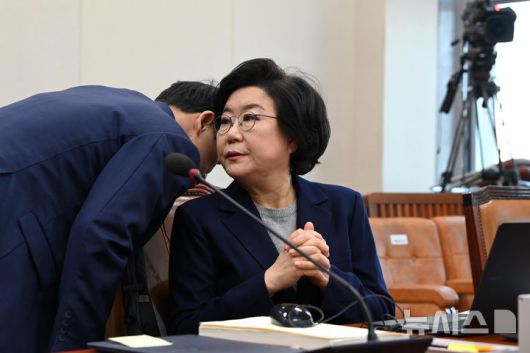 [서울=뉴시스] 고승민 기자 = 이혜훈 기획예산처 장관 후보자가 23일 오전 서울 여의도 국회 재정경제기획위원회 전체회의에서 열린 인사청문회에 출석해 예산처 관계자와 대화하고 있다.(공동취재) 2026.01.23. photo@newsis.com