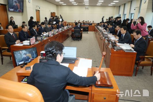 [서울=뉴시스] 고승민 기자 = 임이자 국회 재정경제기획위원장이 23일 오전 서울 여의도 국회 재경위 전체회의에서 열린 이혜훈 기획예산처 장관 후보자에 대한 인사청문회에서 의사봉을 두드리고 있다.(공동취재) 2026.01.23. photo@newsis.com