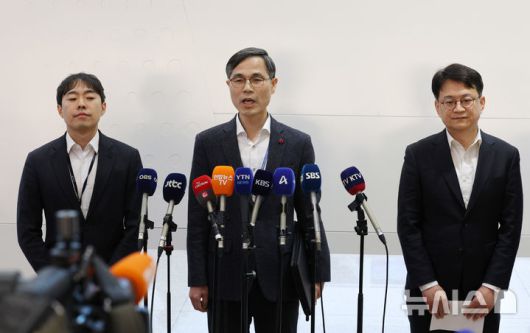 [인천공항=뉴시스] 김진아 기자 = 초국가범죄 특별대응 TF 유승렬 치안감이 23일 오전 인천국제공항 제2터미널에서 한국 국적 캄보디아 스캠조직 73명 강제 송환 브리핑을 하고 있다.  초국가범죄 특별대응 TF는 캄보디아를 거점으로 우리 국민 869명에게 약 486억원을 편취한 한국 국적 피의자 73명을 강제 송환했다. 2026.01.23. bluesoda@newsis.com