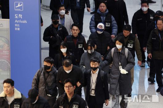 [인천공항=뉴시스] 김진아 기자 = 한국 국적 캄보디아 스캠조직 피의자들이 23일 오전 인천국제공항 제2터미널을 통해 강제 송환되고 있다.  초국가범죄 특별대응 TF는 캄보디아를 거점으로 우리 국민 869명에게 약 486억원을 편취한 한국 국적 피의자 73명을 강제 송환했다. 2026.01.23. bluesoda@newsis.com