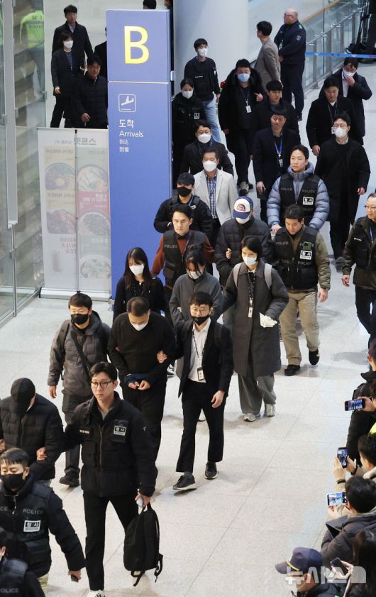 [인천공항=뉴시스] 김진아 기자 = 한국 국적 캄보디아 스캠조직 피의자들이 23일 오전 인천국제공항 제2터미널을 통해 강제 송환되고 있다.  초국가범죄 특별대응 TF는 캄보디아를 거점으로 우리 국민 869명에게 약 486억원을 편취한 한국 국적 피의자 73명을 강제 송환했다. 2026.01.23. bluesoda@newsis.com