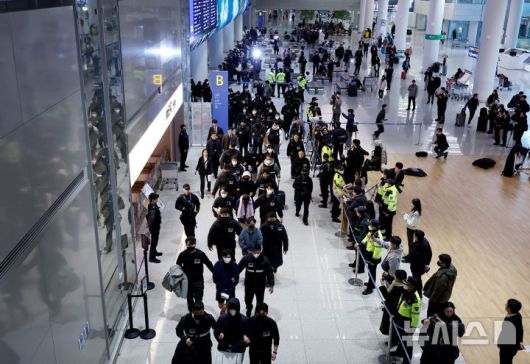 [인천공항=뉴시스] 김진아 기자 = 한국 국적 캄보디아 스캠조직 피의자들이 23일 오전 인천국제공항 제2터미널을 통해 강제 송환되고 있다.  초국가범죄 특별대응 TF는 캄보디아를 거점으로 우리 국민 869명에게 약 486억원을 편취한 한국 국적 피의자 73명을 강제 송환했다. 2026.01.23. bluesoda@newsis.com
