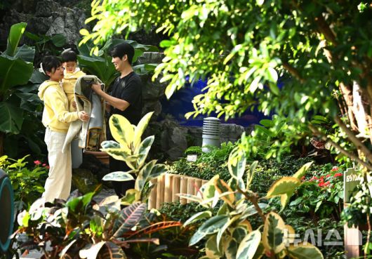 [수원=뉴시스] 김종택 기자 = 강추위가 이어지고 있는 23일 경기 수원시 국립농업박물관을 찾은 시민들이 가벼운 옷차림으로 식물원 내 온실을 둘러보고 있다.기상청은 이날 충청과 남부지방에 내려진 한파특보가 일부 해제되는 등 동장군 기세가 다소 누그러지겠다고 예보했다. 2026.01.23. jtk@newsis.com