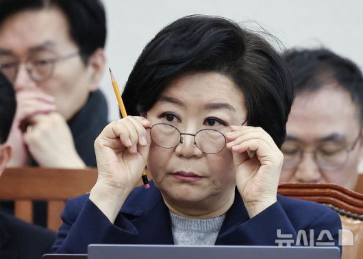 [서울=뉴시스] 고승민 기자= 이혜훈 기획예산처 장관 후보자가 23일 서울 여의도 국회 재정경제기획위원회에서 열린 인사청문회에서 안경을 고쳐 쓰고 있다.(공동취재) 2026.01.23. photo@newsis.com