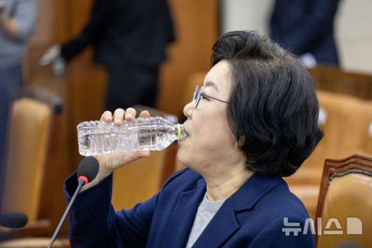[서울=뉴시스] 고승민 기자 = 이혜훈 기획예산처 장관 후보자가 23일 오전 서울 여의도 국회 재정경제기획위원회 전체회의에서 열린 인사청문회에서 물을 마시고 있다.(공동취재) 2026.01.23. photo@newsis.com