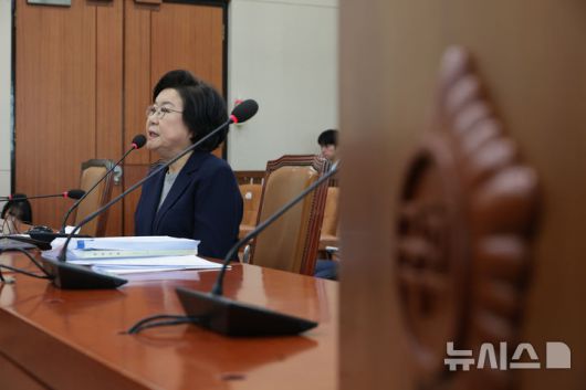 [서울=뉴시스] 고승민 기자 = 이혜훈 기획예산처 장관 후보자가 23일 오전 서울 여의도 국회 재정경제기획위원회 전체회의에서 열린 인사청문회에서 의원 질의에 답변하고 있다.(공동취재) 2026.01.23. photo@newsis.com