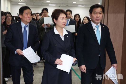 [서울=뉴시스] 조성봉 기자 = 강득구(왼쪽부터), 이언주, 황명선 더불어민주당 최고위원이 23일 오후 서울 여의도 국회 소통관에서 열린 ‘정청래 대표의 조국혁신당 합당 제안 발표’ 관련 입장 발표 기자회견에 참석하고 있다. 2026.01.23. suncho21@newsis.com