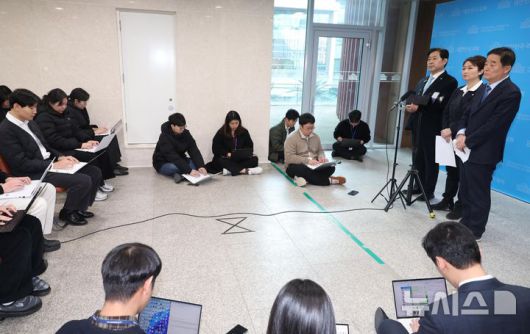 [서울=뉴시스] 조성봉 기자 = 이언주 더불어민주당 최고위원이 23일 오후 서울 여의도 국회 소통관에서 열린 ‘정청래 대표의 조국혁신당 합당 제안 발표’ 관련 입장 발표 기자회견을 마치고 취재진의 질문에 답변하고 있다.왼쪽부터 황명선, 이언주, 강득구 최고위원. 2026.01.23. suncho21@newsis.com