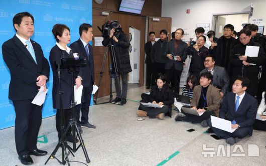 [서울=뉴시스] 조성봉 기자 = 이언주 더불어민주당 최고위원이 23일 오후 서울 여의도 국회 소통관에서 열린 ‘정청래 대표의 조국혁신당 합당 제안 발표’ 관련 입장 발표 기자회견을 마치고 취재진의 질문에 답변하고 있다.왼쪽부터 황명선, 이언주, 강득구 최고위원. 2026.01.23. suncho21@newsis.com