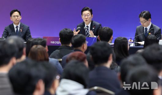 [울산=뉴시스] 최동준 기자 = 이재명 대통령이 23일 울산전시컨벤션센터에서 열린 '울산의 마음을 듣다' 타운홀 미팅에서 발언하고 있다. (청와대통신사진기자단) 2026.01.23. photocdj@newsis.com