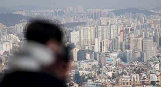 [서울=뉴시스] 김진아 기자 = 사진은 23일 서울 중구 남산에서 서울시내 아파트가 보이고 있는 모습. 2026.01.23. bluesoda@newsis.com