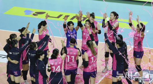 [인천=뉴시스] 김근수 기자 = 23일 오후 인천 부평구 인천삼산월드체육관에서 열린  2025-2026 프로배구 V리그 여자부 흥국생명과 GS칼텍스의 경기, 흥국생명이 GS칼텍스를 세트스코어 3-0으로 승리를 거두고 선수들이 기쁨을 나누고 있다. 2026.01.23. ks@newsis.com