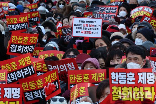 [서울=뉴시스] 조성우 기자 = 한동훈 전 국민의힘 대표 지지자들이 24일 오후 서울 영등포구 국회의사당역 인근에서 열린 한 전 대표 징계 철회 촉구 집회에서 구호를 외치고 있다. 2026.01.24. xconfind@newsis.com