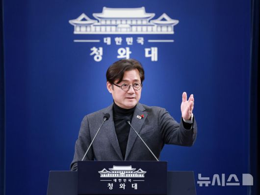 [서울=뉴시스] 고범준 기자 = 홍익표 정무수석이 25일 청와대 춘추관에서 이혜훈 기획예산처 장관 후보자 지명 철회 관련 현안 브리핑을 마치고 출입기자 질문을 받고 있다. 2026.01.25. bjko@newsis.com