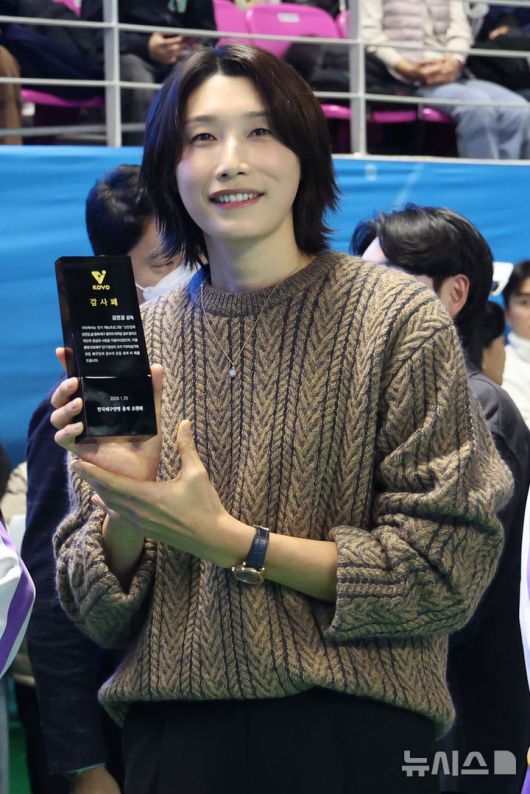 [춘천=뉴시스] 권창회 기자 = 25일 강원 춘천시 호반체육관에서 열린 진에어 2025~2026 V-리그 올스타전에서 김연경이 올스타 선수들과 대화를 하다 감사패를 들어보이고 있다. 2026.01.25. kch0523@newsis.com