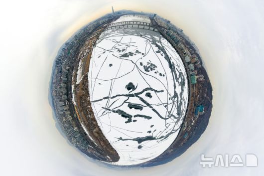 [서울=뉴시스] 황준선 기자 = 한파가 지속되고 있는 26일 서울 강동구 광나루 한강변의 강물이 얼어 있다. (파노라마 촬영) 2026.01.26. hwang@newsis.com