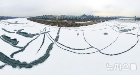[서울=뉴시스] 황준선 기자 = 한파가 지속되고 있는 26일 서울 강동구 광나루 한강변의 강물이 얼어 있다. (파노라마 촬영) 2026.01.26. hwang@newsis.com