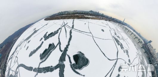 [서울=뉴시스] 황준선 기자 = 한파가 지속되고 있는 26일 서울 강동구 광나루 한강변의 강물이 얼어 있다. (파노라마 촬영) 2026.01.26. hwang@newsis.com