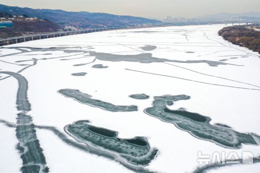 [서울=뉴시스] 황준선 기자 = 한파가 지속되고 있는 26일 서울 강동구 광나루 한강변의 강물이 얼어 있다. 2026.01.26. hwang@newsis.com