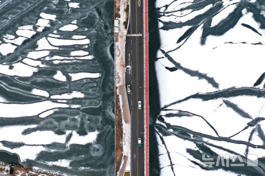 [서울=뉴시스] 황준선 기자 = 한파가 지속되고 있는 26일 서울 강동구 광나루 한강변의 강물이 얼어 있다. 2026.01.26. hwang@newsis.com