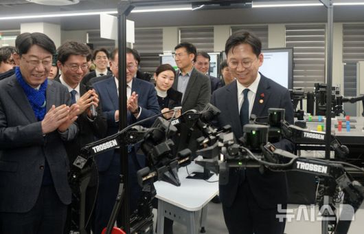 [전주=뉴시스] 김얼 기자 = 배경훈(오른쪽) 부총리 겸 과학기술정보통신부 장관이 26일 전북 전주시 전북대학교에서 열린 '피지컬 AI 실증랩 개소식'에 참석해 장비를 시연해보고 있다. 2026.01.26. pmkeul@newsis.com