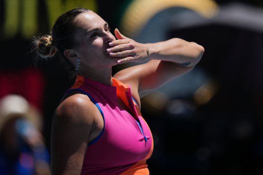 [멜버른=AP/뉴시스] 아리나 사발렌카(1위·벨라루스)가 27일(현지 시간) 호주 멜버른에서 열린 호주오픈 여자 단식 8강전에서 이바 조비치(27위·미국)를 물리친 후 손 키스를 날리고 있다. 사발렌카가 2-0(6-3 6-0)으로 승리하고 준결승에 올라 코코 고프(3위·미국)-엘리나 스비톨리나(12위·우크라이나) 승자와 맞붙는다. 2026.01.27.