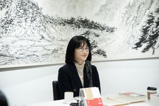 [서울=뉴시스] 27일 서울 중구 한 식당에서 '제49회 이상문학상 대상 발표 기자간담회'가 열렸다. 대상에는 위수정 작가의 소설 '눈과 돌멩이'가 선정됐다. (사진=다산북스 제공) 2026.01.27. photo@newsis.com *재판매 및 DB 금지