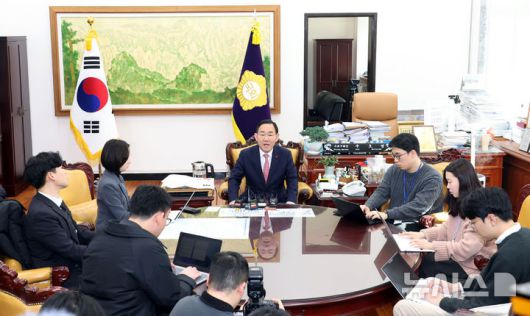 [서울=뉴시스] 조성봉 기자 = 주호영 국민의힘 의원이 27일 오후 서울 여의도 국회에서 열린 대구시장 출마 관련 기자간담회에서 발언을 하고 있다. 2026.01.27. suncho21@newsis.com