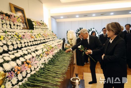 [서울=뉴시스] 사진공동취재단 = 문재인 전 대통령과 김정숙 여사가 27일 서울 종로구 서울대학교병원 장례식장에 마련된 이해찬 민주평화통일자문회의 수석부의장 빈소에서 조문하고 있다. 2026.01.27. photo@newsis.com