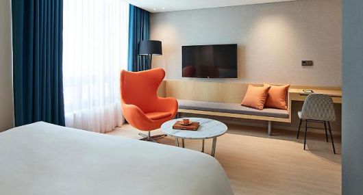 주황색 쇼파로 포인트를 준 디럭스 패밀리룸. 주황색은 권영진 대표가 가장 좋아하는 색이기도 하다.