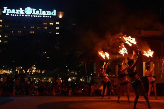 제이파크 아일랜드에는 게임을 진행하거나 공연을 펼치는 만능 엔터테이너 '아미고'가 있다. 이들은 저녁마다 화려한 공연을 선보이며 투숙객의 시선을 사로잡는다.