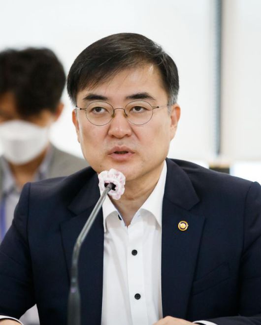 발언하는 손병두 부위원장     (서울=연합뉴스) 손병두 금융위원회 부위원장이 28일 서울 중구 은행연합회에서 열린 금융리스크 대응반 회의에서 발언하고 있다. 2020.7.28      [금융위원회 제공. 재판매 및 DB 금지]     photo@yna.co.kr/2020-07-28 11:23:23/ <저작권자 ⓒ 1980-2020 ㈜연합뉴스. 무단 전재 재배포 금지.>