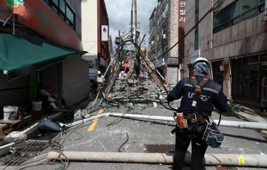 태풍 마이삭이 남부지방을 강타한 지난 3일 부산 금정구 서동 한 주택가 모습.