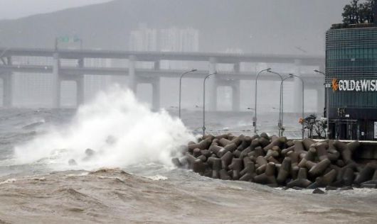 태풍 하이선에 거대해진 파도