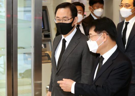 고 이건희 회장 조문 마친 주호영 원내대표     (서울=연합뉴스) 국민의힘 주호영 원내대표(왼쪽)가 26일 오전 고(故) 이건희 삼성그룹 회장의 빈소가 마련된 서울 강남구 삼성서울병원 장례식장에서 조문을 마친 뒤 건물을 나서고 있다. 2020.10.26 [사진공동취재단]     photo@yna.co.kr/2020-10-26 13:59:23/ <저작권자 ⓒ 1980-2020 ㈜연합뉴스. 무단 전재 재배포 금지.>