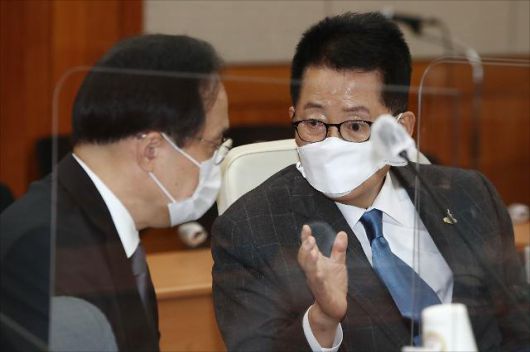 박지원 국정원장(오른쪽)이 3일 국정원 청사에서 열린 국회 정보위원회의 국정원 국정감사에서 김상균 1차장과 이야기하고 있다.