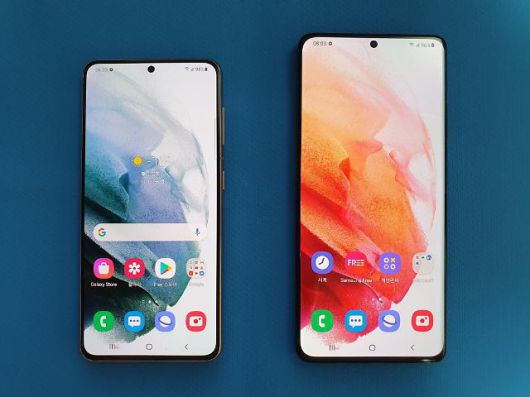 갤럭시S21(좌)과 갤럭시S21 울트라.