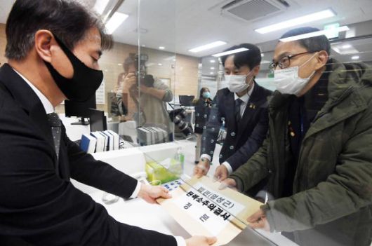 임성근 판사 탄핵소추 의결서 정본 제출     (서울=연합뉴스) 홍해인 기자 = 국회 법제사법위원회 더불어민주당 박주민 의원(오른쪽)과 이탄희 의원이 4일 오후 서울 종로구 재동 헌법재판소 별관에서 임성근 판사 탄핵소추 의결서 정본을 제출하고 있다. 2021.2.4     hihong@yna.co.kr/2021-02-04 17:28:30/ <저작권자 ⓒ 1980-2021 ㈜연합뉴스. 무단 전재 재배포 금지.>