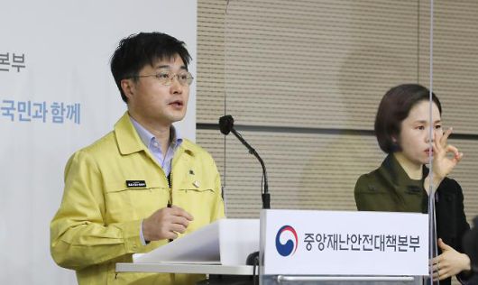 질문에 답변하는 윤태호 방역총괄반장     (세종=연합뉴스) 김주형 기자 = 윤태호 중앙사고수습본부 방역총괄반장이 31일 오전 세종시 정부세종청사에서 열린 신종 코로나바이러스 감염증(코로나19) 대응 및 2021년 의사 국시 시행방안 브리핑에서 취재진의 질문에 답변하고 있다. 2020.12.31     kjhpress@yna.co.kr/2020-12-31 12:08:19/ <저작권자 ⓒ 1980-2020 ㈜연합뉴스. 무단 전재 재배포 금지.>