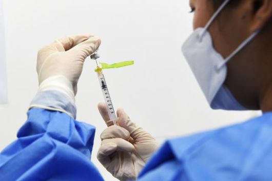 화이자 백신 접종     (천안=연합뉴스) 3일 중부권역 신종 코로나바이러스 감염증(코로나19) 예방접종센터인 충남 천안 실내배드민턴장에서 의료인이 화이자 백신을 주사기에 넣고 있다. 2021. 3. 3 [순천향대 천안병원 제공. 재판매 및 DB 금지]     jung@yna.co.kr/2021-03-03 10:47:08/ <저작권자 ⓒ 1980-2021 ㈜연합뉴스. 무단 전재 재배포 금지.>