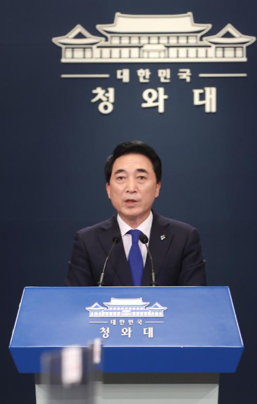 브리핑하는 박수현 국민소통수석     (서울=연합뉴스) 최재구 기자 = 박수현 국민소통수석이 27일 청와대 춘추관에서 김기표 반부패비서관 경질과 관련해 브리핑하고 있다. 2021.6.27     jjaeck9@yna.co.kr/2021-06-27 14:12:58/ <저작권자 ⓒ 1980-2021 ㈜연합뉴스. 무단 전재 재배포 금지.>