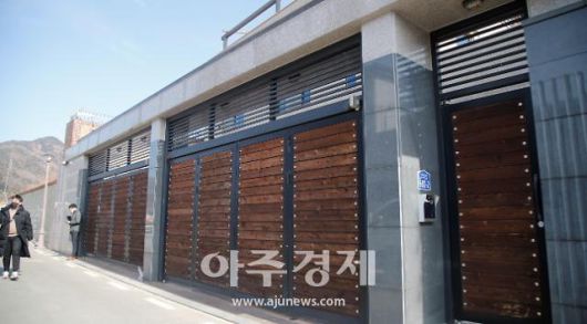 박근혜 전 대통령의 사저 건물 입구에 경호처 직원이 입구에서 근무 중이다.