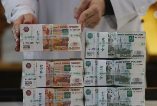 러시아 루블화 가치 역대최저     (서울=연합뉴스) 홍해인 기자 = 28일 오후 서울 중구 을지로 하나은행 본점 위변조대응센터에서 직원이 러시아 화폐인 루블화를 정리하고 있다.      우크라이나를 침공한 러시아에 대한 서방의 금융 제재가 발표되고 러시아가 핵 위협 카드를 꺼내면서 러시아 화폐 가치가 30% 가까이 폭락했다. 이날 블룸버그에 따르면 이날 역외 시장에서 1달러당 루블화 환율은 장중 117.817루블을 기록하며 전 거래일 종가 대비 약 28% 하락했다.     미국과 유럽은 전날 러시아 중앙은행을 제재하고 일부 러시아 은행들을 국제은행간통신협회(SWIFT·스위프트)에서 퇴출하기로 합의했다. 2022.2.28     hihong@yna.co.kr/2022-02-28 17:09:10/ <저작권자 ⓒ 1980-2022 ㈜연합뉴스. 무단 전재 재배포 금지.>